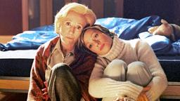 Der Liebeskummer lässt Maja (Jennifer Nitsch, re.) all ihren Groll gegen ihre Mutter (Rosemarie Fendel) vergessen.