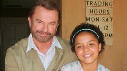 Abraham Laing (Sam Neill) und Sandra (Ella Ramangwane) 