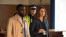 Detective Inspector Bould (Justine Mitchell, re.) und ihr Kollege Hammond (Jimmy Akingbola, li.) ermitteln.