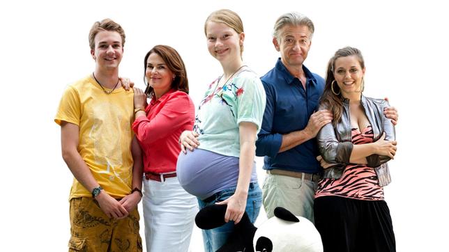 Die 14-jährige Mona (Stefanie Amarell) ist schwanger – und erhält von ihren Eltern Stefan (Dominic Raacke, 2. v.) und Judith (Barbara Auer, 2. v. li.) sowie ihren Geschwistern Cosima (Hannah Valentin, re.) Ben (Johannes Gäde, li.) jede Menge Unterstützung