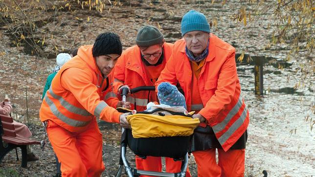 Die drei Müllmänner Werner (Uwe Ochsenknecht, li.), Tarik (Daniel Rodic) und Ralle (Jörn Hentschel, re.) finden Baby Lea in der Obhut einer alten Dame (Henriette Gonnermann).