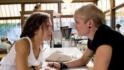 Zauber der Liebe: Die hübsche Chloe (Alexa Davalas) verliebt sich in Kellner Oscar (Toby Hemingway).