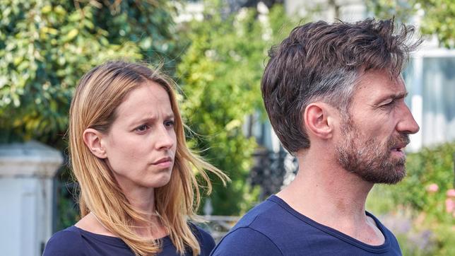 Die junge Journalistin Jenna (Lisa Bitter) bietet Matthew (Benjamin Sadler) ihre Hilfe an, das Geheimnis um seine verschwundene Frau zu lüften.