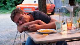 Die Nacht war lang: Toni Hasler (Leo Reisinger) schläft auf Franzls Geburtstagsfeier ein.