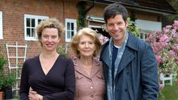 Die resolute Luise (Christiane Hörbiger, Mitte) mit ihren beiden Kindern Daniel (Tim Bergmann) und Charlotte (Margarita Broich).
