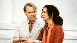 Die Sängerin Sophie Martell (Barbara Wussow) ist nicht glücklich über die geschäftlichen Winkelzüge ihres Agenten David Rauch (Pierre Besson).