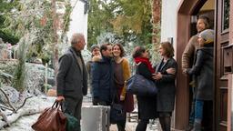 Die Schwebes feiern zusammen Weihnachten: Vater Birger Schwebe (Hans-Uwe Bauer), Schwiegersohn Jon (Helgi Schmid), Sohn Benjamin (Patrick Güldenberg), Tochter Pauline (Anne Schäfer), Mutter Wanda (Lena Stolze), Tochter Caro (Jasmin Schwiers) und Gast Daniel (Sebastian Ströbel).