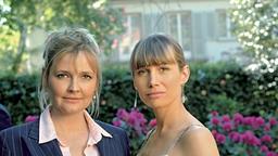 Die Schwestern Clarissa (Katharina Schubert, li.) und Ina (Nadeshda Brennicke) könnten kaum unterschiedlicher sein.
