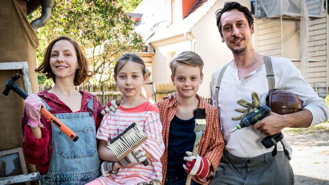 Die Seewalds - Martin (Hans Löw), Karla (Katharina Schüttler), Mats (Arne Wichert) und Finja (Lili Ray) – müssen beim Hausbau anpacken.