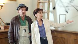 Die strenge Eva (Thekla Carola Wied) führt den kecken Malermeister Harry (Florian Martens) durch ihren verwüsteten Laden.