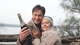 Die versöhnung muss gefeiert werden: Frijo (Helmut Zierl) und Maja (Jennifer Nitsch) lassen die Korken knallen.