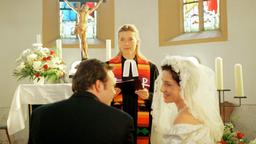 Die engagierte Dorfpfarrerin Anja Schneider ist in der ganzen Gemeinde überaus beliebt. Die verwitwete Pfarrerin Anja Schneider (Barbara Rudnik) traut ein glückliches Brautpaar.