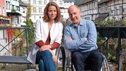 Dr. Chris Wegner (Simon Schwarz) und Versorgungsassistentin Vicky Röver (Jessica Ginkel) arbeiten zusammen in einer Praxis in Monschau.