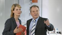 Ein knallharter Anwalt: Richard Steiner (Fritz Wepper) traut seiner Tochter Klarissa (Ann-Catrin Sudhoff) beruflich noch nichts zu.