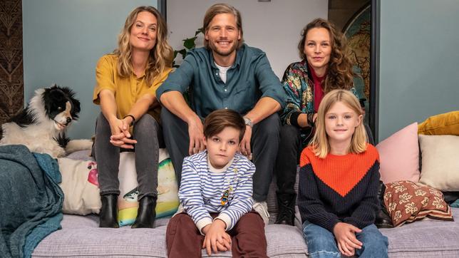 Eine ungewöhnliche Patchwork-Familie: Eva (Marie Burchard, li.), Mads (Sebastian Ströbel, Mitte) und René (Franziska Wulf, re.) mit Kindern Oscar (Thias Dertinger) und Lola (Thurid Charlotte Funck, unten re.).