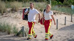 Einsatz am Strand: Nora Kaminski (Tanja Wedhorn, li.) mit ihrem Rettungssanitäter-Kollegen Lars Hinrichs (Bo Hansen).