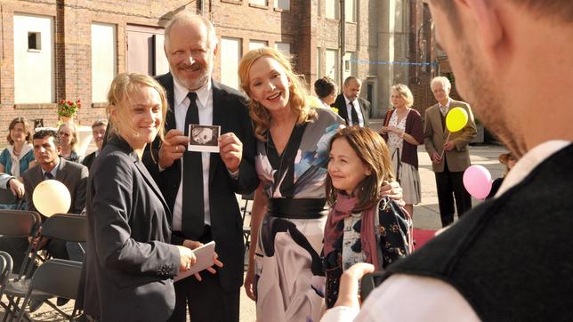 Es ist wieder einiges los bei der Familie Teuffel in Krummenwalde: v.li. Lisa (Anke Retzlaff), Steffen (Axel Milberg), Beate (Katja Flint), Sophie (Salome Ridder).