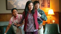 Familie Wang: Evelyn (Michelle Yeoh, Mitte) stellt sich schützend vor ihre Tochter Joy (Stephanie Hsu, li.) und ihren Ehemann Waymond (Ke Huy Quan, re.).
