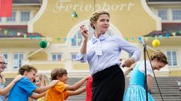 Frau Muthesius (Margarita Broich) feiert mit den Kindern das Abschiedsfest vom Sommercamp.