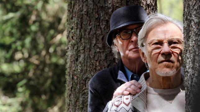 Fred Ballinger (Michael Caine) und sein Freund Mick Boyle (Harvey Keitel) im Wald.