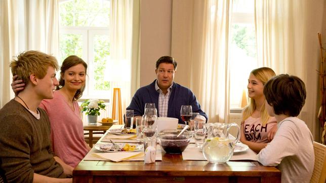 Fröhliches Abendessen in der Villa Kleist: V.l.n.r. Piwi Kleist (Meo Wulf), Anke Stoll (Fabienne Haller), Dr. Christian Kleist (Francis Fulton Smith), Clara Hofer (Lisa-Marie Koroll) und Paul Kleist (Julian König)