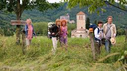 Fünf Pilger unterwegs: Während Eva (Saskia Vester, li.) die Natur genießt, beobachten Caroline (Ulrike Kriener, 2.v.li.) und Estelle (Nina Hoger, 3.v.li.), wie die trauernde Judith (Inka Friedrich) mit dem sympathischen Paul (Hubertus Grimm) flirtet.