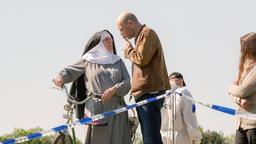 Für Butsch (Götz Schubert) ist Schwester Helma (Ramona Kunze-Libnow) ab jetzt Schweigemönchin.