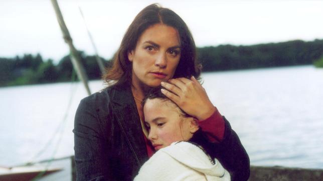 Fürchtet um ihre Tochter Laura (Sarah und Laura Bellini): Sabrina (Christine Neubauer).