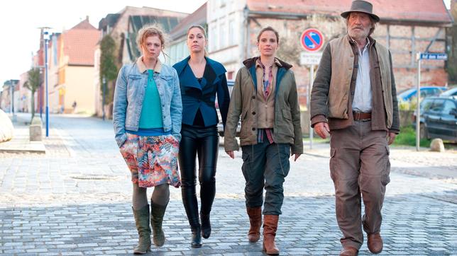 Gemeinsam sind sie stark: Matthiesen (Matthias Habich) und seine Töchter Thirza (Anja Antonowicz), Rahel (Ulrike C. Tscharre) und Esther (Julia Jäger).