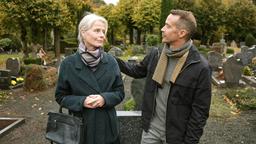 Georg (Barnaby Metschurat) begleitet seine Mutter Heidelinde (Corinna Kirchhoff) zum Friedhof