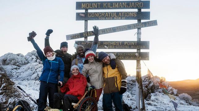 Geschafft: Anna (Anna Maria Mühe, li.), Tom (Kostja Ullmann, 3. v. li.), Paula (Caroline Hartig, 2. v. re.) und Joschka (Simon Schwarz, re.) mit den Bergführern Simon (Ulrich Friedrich Brandhoff, 2. v. li.) und Joseph (Bongo Mbutuma) auf dem Gipfel des Kilimandscharo-Massives.