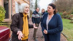  Gräfin Eva (Eleonore Weisgerber) und Trude Düppenweiler (Sabine Urig) bangen um die Villa. Im Hintergrund Hr. Abendroth (A.Anke) Fr. Abendroth.