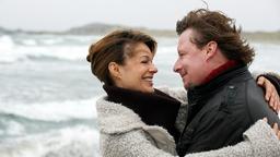 Gunnar Barbarotti (Anders W. Berthelsen) macht seiner Freundin Marianne (Suzan Anbeh) einen Heiratsantrag.