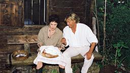 Hansi (Hansi Hinterseer) staunt nicht schlecht, als seine Erzfeindin Viktoria (Anja Kruse), eigentlich eine Geschäftsfrau, ihm ihren ersten selbst gemachten Käse präsentiert.