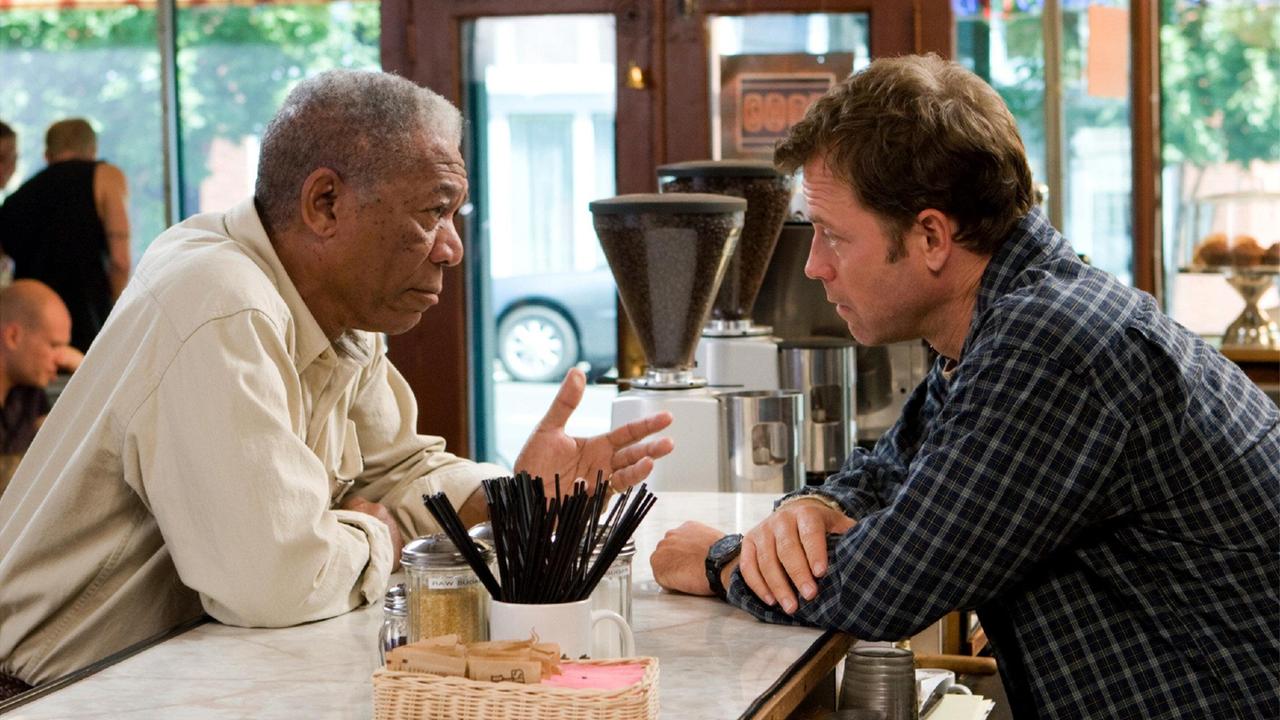 Zauber der Liebe: Harry (Morgan Freeman) versucht, den in den Liebesdingen glücklosen Bradley (Greg Kinnear) aufzumuntern.