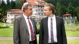 Hotelier Wagner (Michael Abendroth, li.) erpresst Stefan (Tim Morten Uhlenbrock).