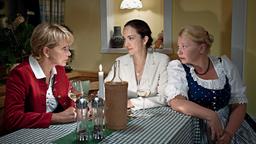 Im Wirtshaus berät Franziska (Uschi Glas, li.) sich mit ihren Freundinnen Gabi (Margarethe Tiesel, re.) und Johanna (Irina Wanka).