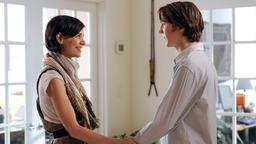 Louis Ives (Paul Dano) und Powell (Katie Holmes) 