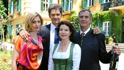 Laura (Julia Stinshoff, li.) mit ihrem Freund Alexander (Oliver Boysen, 2.v.li.) und dessen Eltern Elvira (Gudrun Landgrebe) und Klaus (Peter Prager).