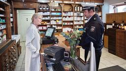 In der Apotheke: Martha Böhl (Marie Anne Fliegel, li.) spricht mit Polizist Volker Böhl (Tom Keune).