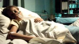 Inhale - Um jeden Atemzug: Die lungenkranke Tochter Cloe (Mia Stallard) auf der Intensivstation.