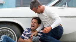 Inhale - Um jeden Atemzug: Paul Stanton (Dermot Mulroney) hilft dem angeschossenen Miguel (Kristyan Ferrer).