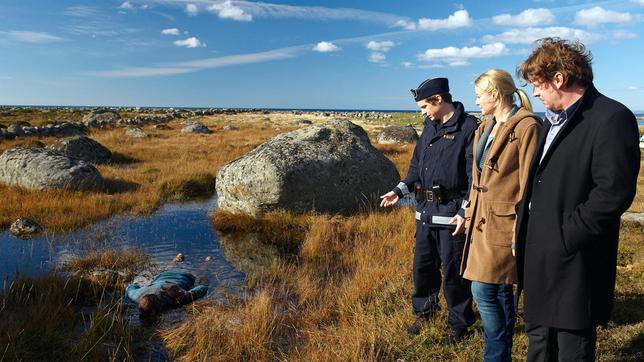 Inspektor Babarotti (Anders W. Berthelsen) und seine Kollegin Eva Backman (Trine Dyrholm, Mitte) finden eine weitere Leiche.