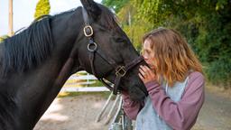 Jana (Lena Klenke) lernt das Pferd „Rock My Heart“ kennen.