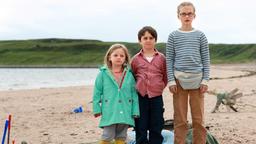 Jess (Harriet Turnbull, li.), Mickey (Bobby Smalldridge, 2. v. li.) und Lottie (Emilia Jones) stehen vor einem großen Problem: der Leiche ihres Großvaters Gordie McLeod (Billy Connolly).