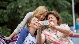 Jesse (Kate Hudson, Mitte) und Gabi (Sarah Chalke, li.) haben Geheimnisse vor ihrer Mutter Flo (Margo Martindale).