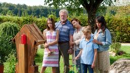 Julika (Lucie Heinze, re.) trauert mit ihren Kindern Leni (Falka Klare, li.), Max (Simon Tiefenbacher, 2. v. re.) und ihren Schwiegereltern Georg (Miroslav Nemec, 2. v. li.) und Christa (Lilly Forgách, 3. v. li.).