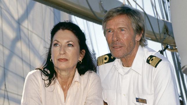 Kapitän Jensen (Horst Janson) kümmert sich um Wilma Fink (Daniela Ziegler), deren Mann sich etwas merkwürdig benimmt.