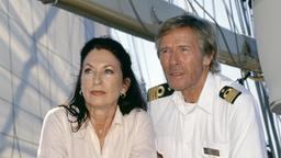 Kapitän Jensen (Horst Janson) kümmert sich um Wilma Fink (Daniela Ziegler), deren Mann sich etwas merkwürdig benimmt.