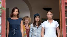 Katharina (Angela Roy) begutachtet zusammen mit Sophie (Christine Schorn, 2.v. links) und ihren beiden Töchtern Fritzi (Claudia Eisinger, 2.v. rechts) und Julia (Susanna Simon), was Harry wieder angestellt hat.